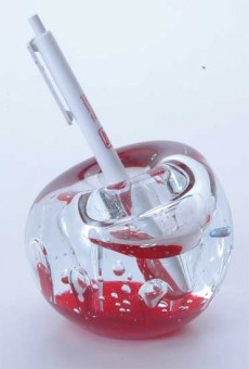 Grande sulfure en porte-plume, rouge avec des bulles. 