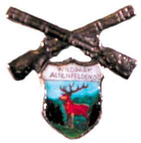 Hutnadel gekreuzte Gewehre mit Wappen 