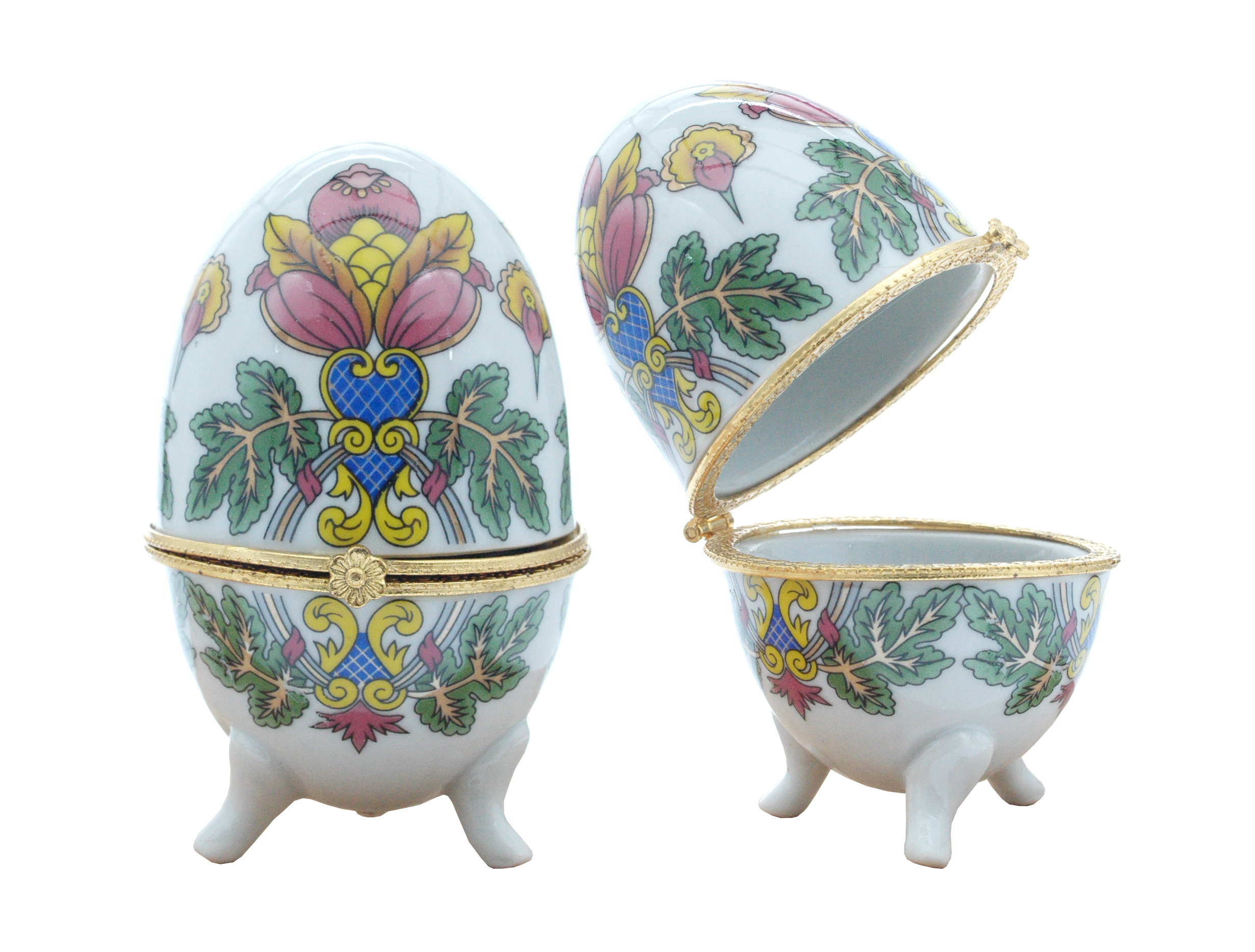 Lot de deux œufs en porcelaine et métal doré, de style Fabergé